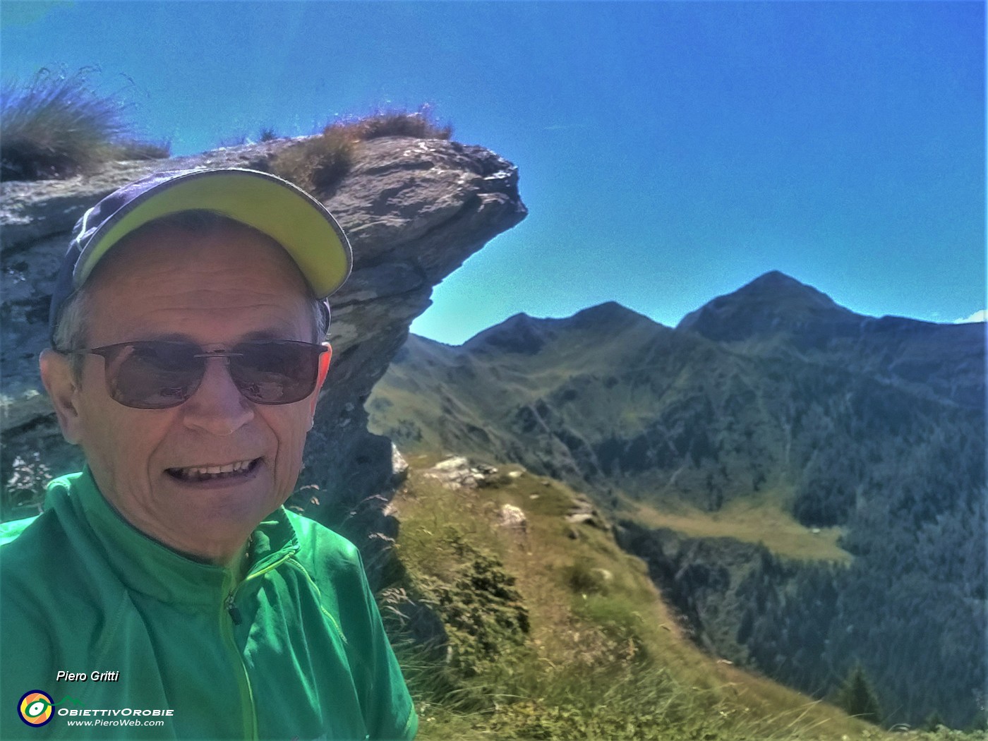 24 Selfie con roccione e Monte Cavallo sullo sfondo.jpg